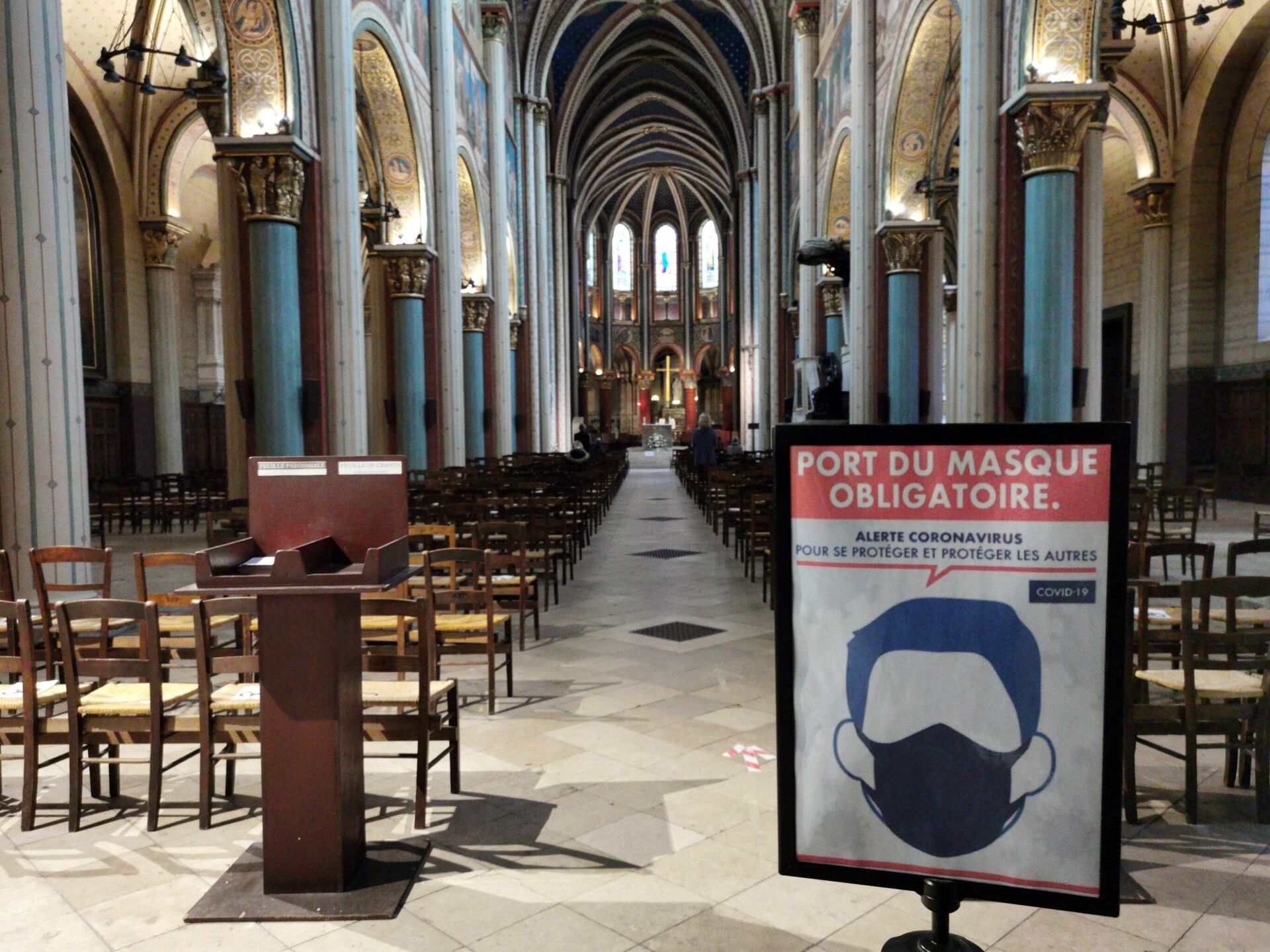 Плакат, напоминающий о ношении масок в церкви Сен-Жермен в Париже - РИА Новости, 1920, 29.12.2020