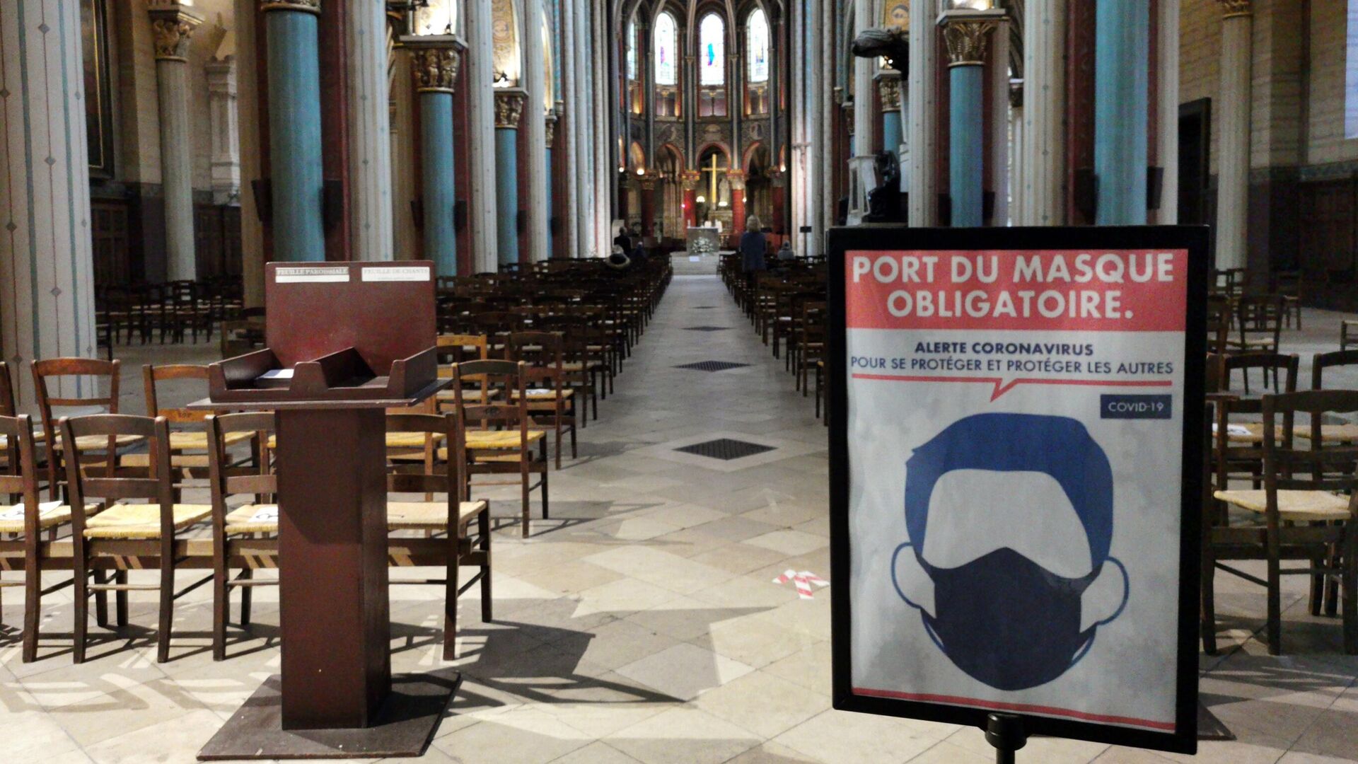 Плакат, напоминающий о ношении масок в церкви Сен-Жермен в Париже - РИА Новости, 1920, 16.12.2020