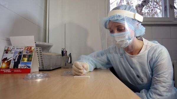 Сотрудник медицинской службы проводит тестирование пациента на COVID-19 