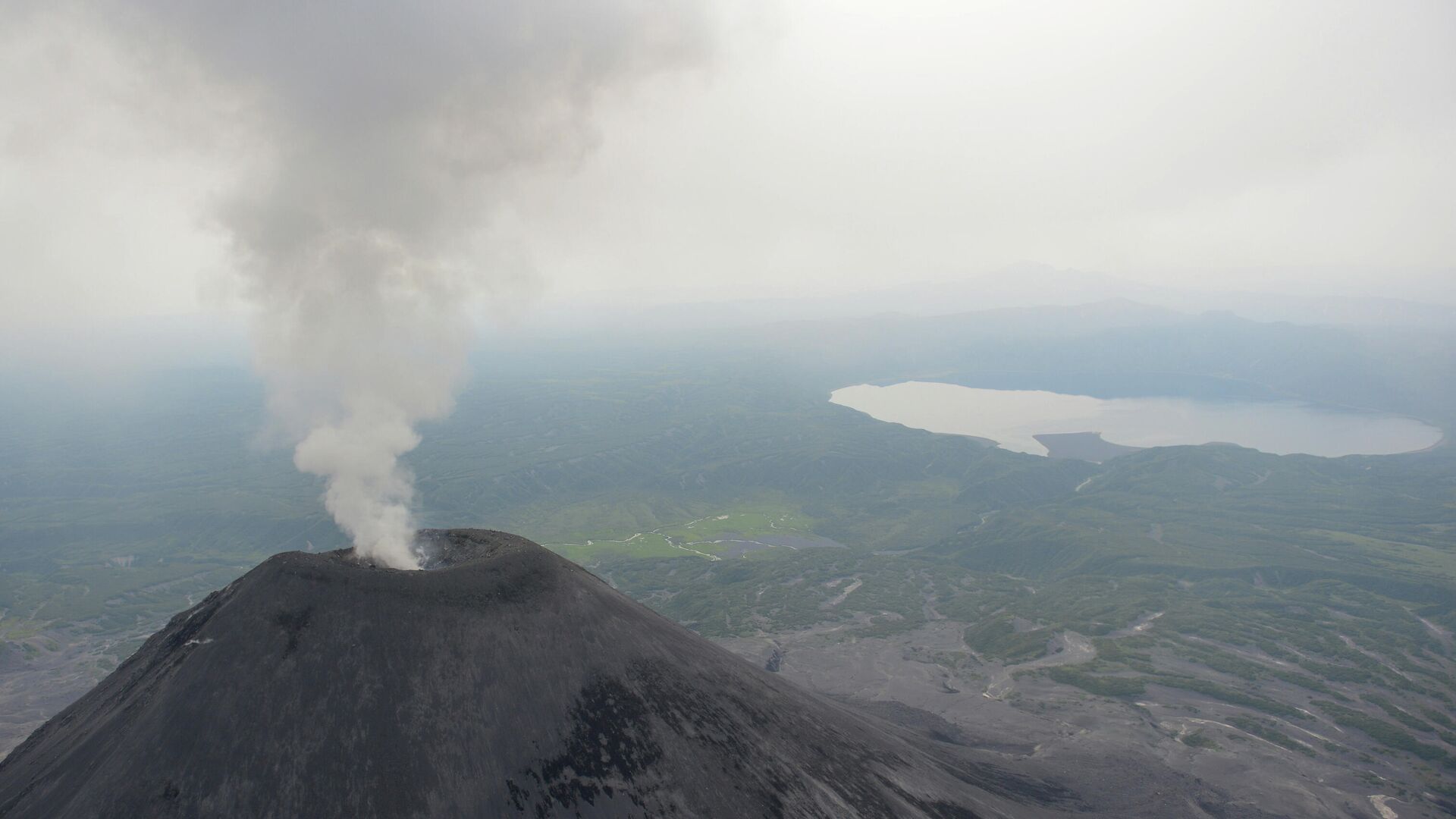 Вид на действующий вулкан Карымский на Камчатке0