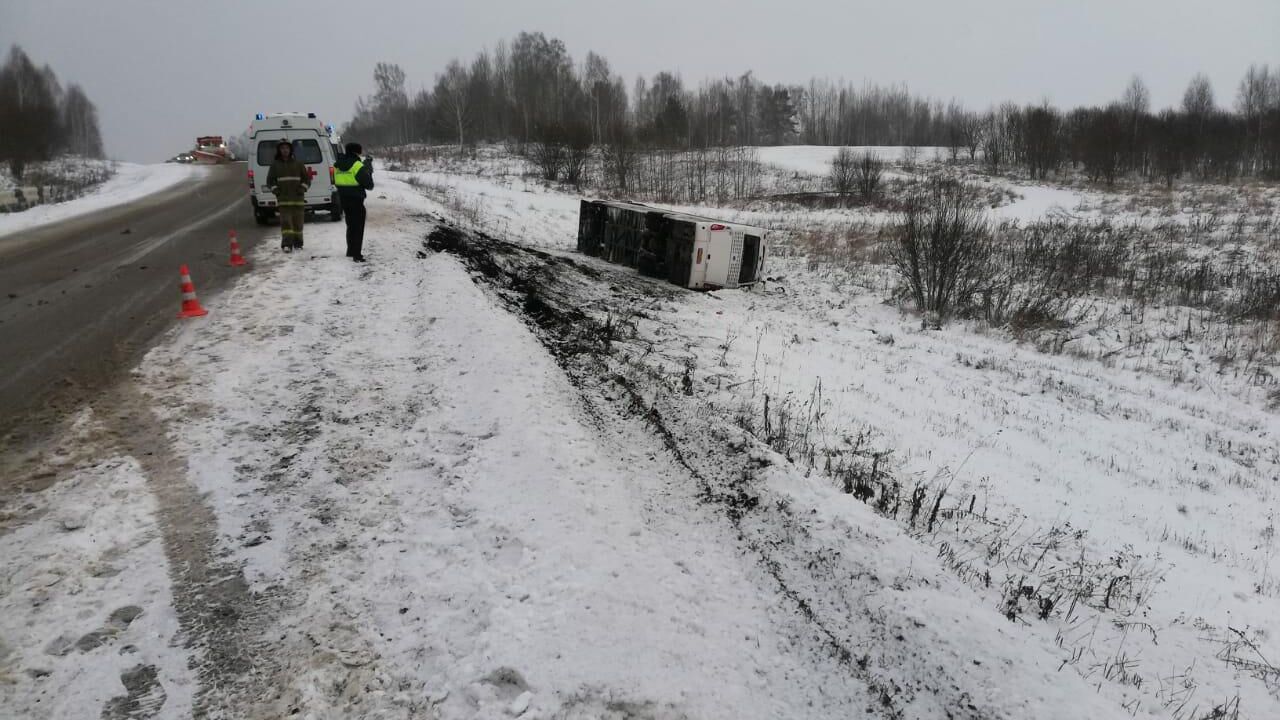 В Кемеровской области полицейские устанавливают обстоятельства ДТП с участием пассажирского автобуса - РИА Новости, 1920, 30.10.2020