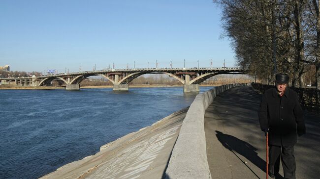 Мост через реку Ангара в Иркутске.