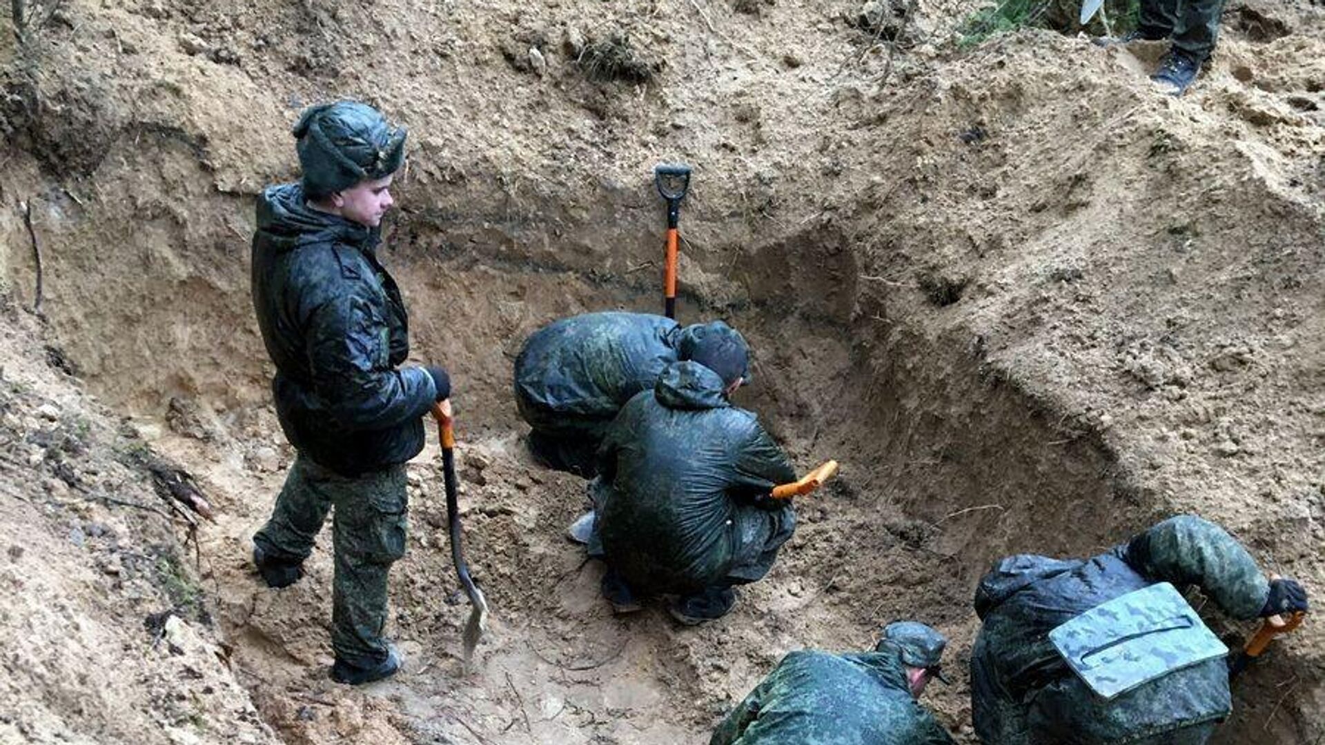 На месте раскопок ранее неизвестного массового захоронения у деревни Глоты в Псковской области - РИА Новости, 1920, 30.10.2020