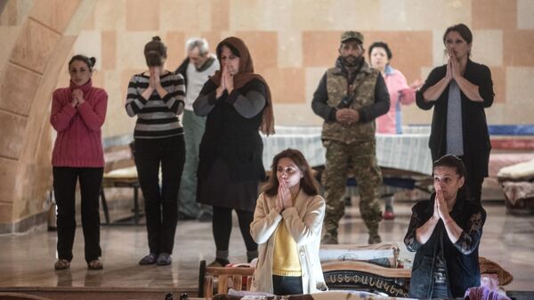 Местные жители прячутся от обстрелов в одной из церквей Нагорного Карабаха