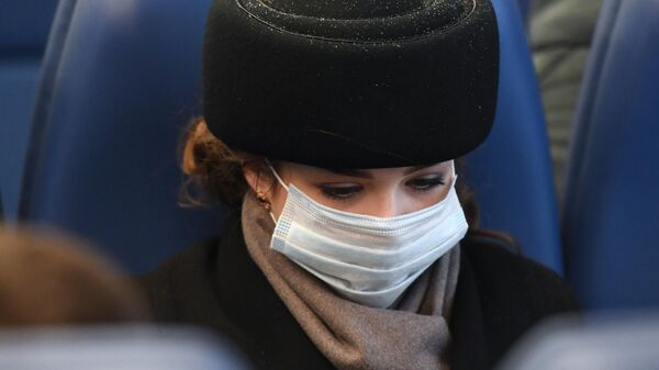 Девушка в медицинской маске в пригородном электропоезде в Новосибирске