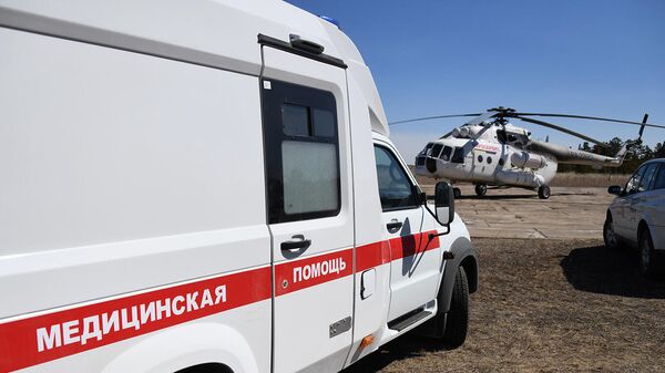 Машина скорой помощи и вертолет санитарной авиации