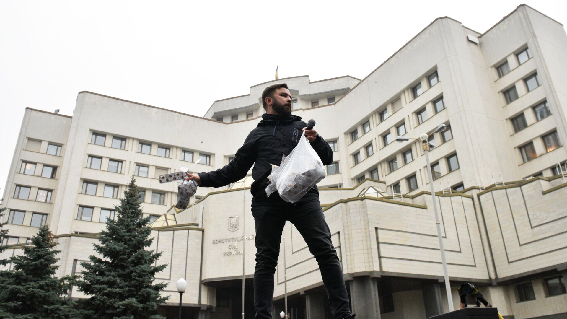 Участник акции протеста у здания Конституционного суда в Киеве - РИА Новости, 1920, 02.11.2020