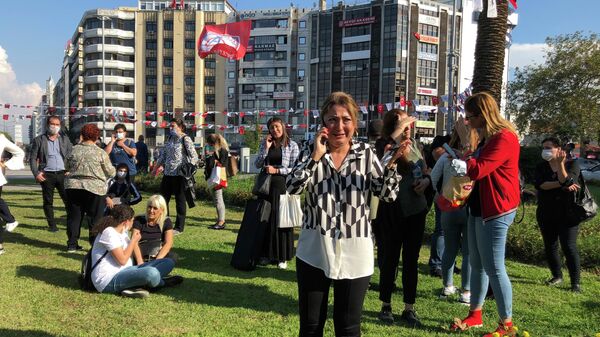 Люди собрались на улице возле своих домов в Измире, Турция, после сильного землетрясения  