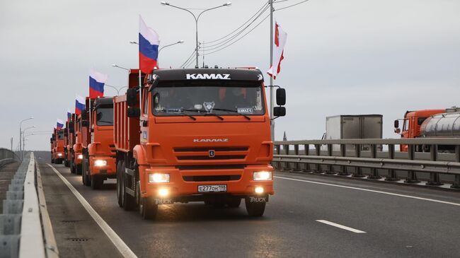 Автомобильное движение по четырехполосному мосту через реку Шексну в Вологодской области