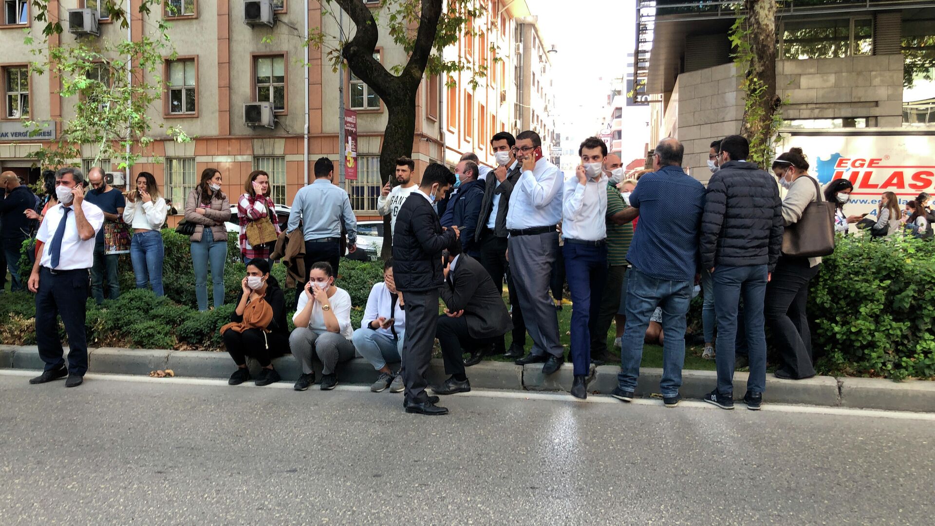 Люди на улице Измира во время земелетрясения - РИА Новости, 1920, 30.10.2020