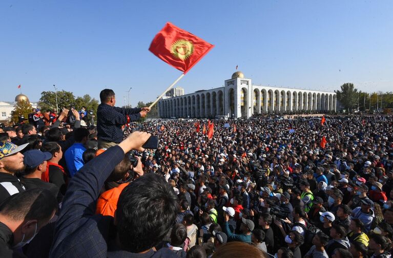 Участники акции протеста в Бишкеке