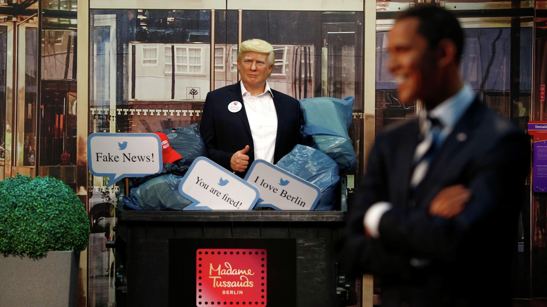 Фигура президента США Дональда Трампа в мусорном контейнере в музее восковых фигур мадам Тюссо в Берлине - РИА Новости, 1920, 30.10.2020