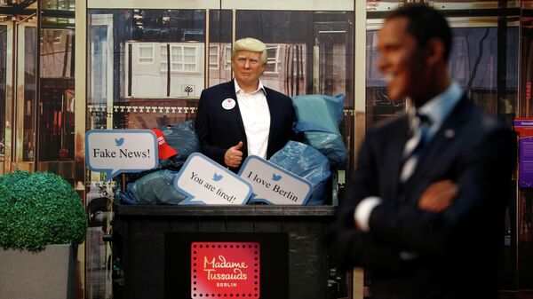 Фигура президента США Дональда Трампа в мусорном контейнере в музее восковых фигур мадам Тюссо в Берлине