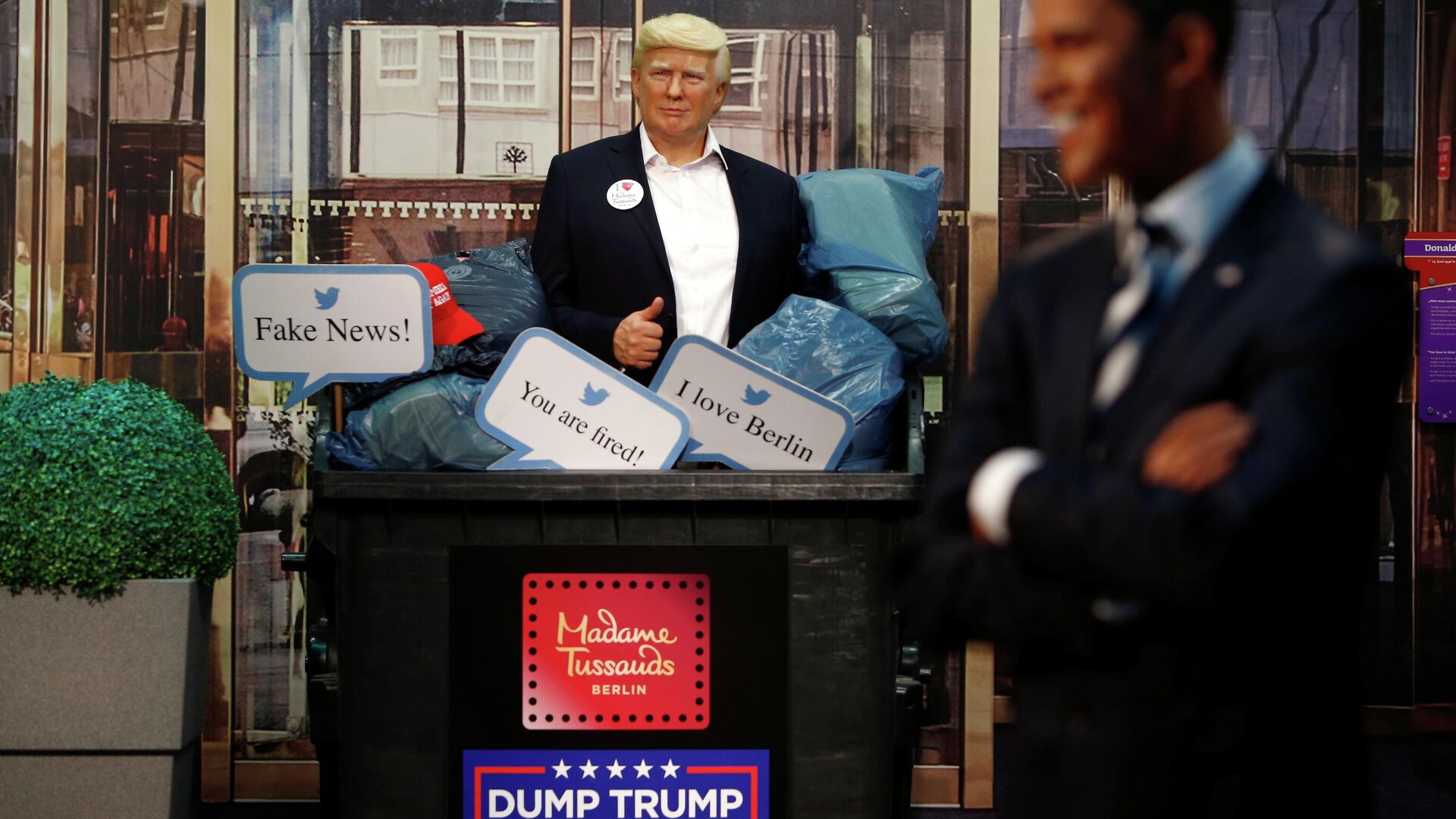 Фигура президента США Дональда Трампа в мусорном контейнере в музее восковых фигур мадам Тюссо в Берлине - РИА Новости, 1920, 30.10.2020