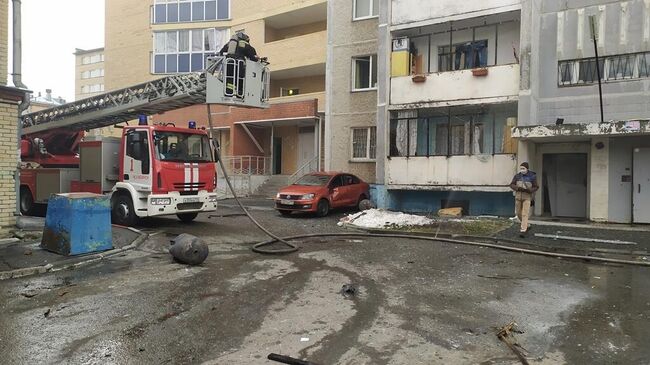 Сотрудники МЧС на месте взрыва кислородной будки в поликлинике горбольницы №2 Челябинска