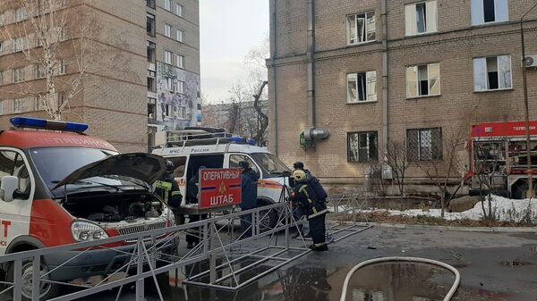 Сотрудники МЧС на месте взрыва кислородной будки в поликлинике горбольницы №2 Челябинска