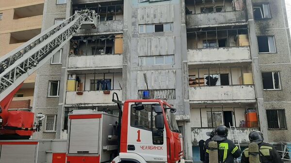 Сотрудники МЧС на месте взрыва кислородной будки в поликлинике горбольницы №2 Челябинска
