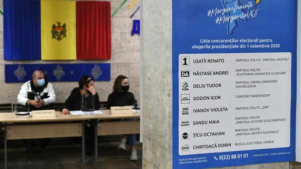 Плакат с именами кандидатов на выборах на избирательном участке в Кишиневе