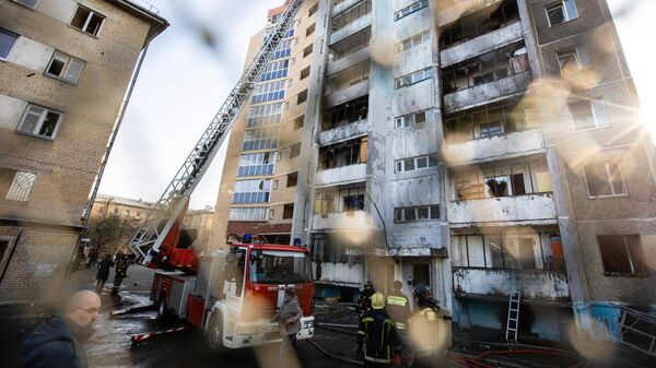 Жилой дом, поврежденный в результате взрыва и возгорания в поликлинике 2-й городской больницы Челябинска