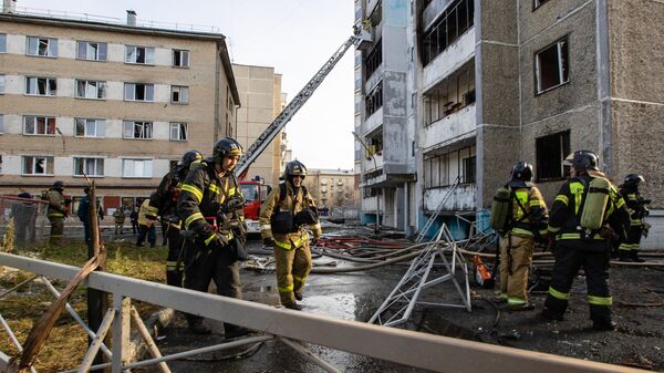 Сотрудники противопожарной службы МЧС РФ ликвидируют последствия взрыва и возгорания в поликлинике 2-й городской больницы Челябинска