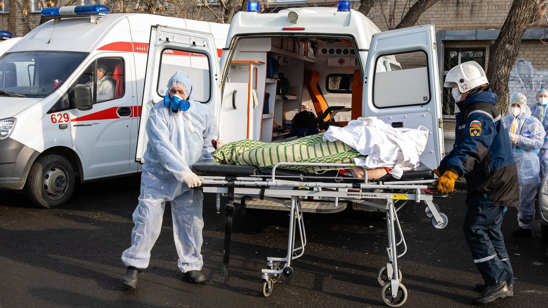 Эвакуация пациентов 2-й городской больницы Челябинска, где из-за разгерметизации кислородного оборудования произошли взрыв и возгорание - РИА Новости, 1920, 01.11.2020