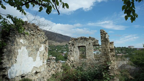 Руины здания в городе Гадруте самопровозглашенной Республики Нагорный Карабах
