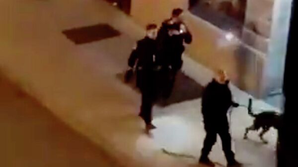 Полиция на месте нападения человека с ножом в Квебеке. Стоп-кадр видео