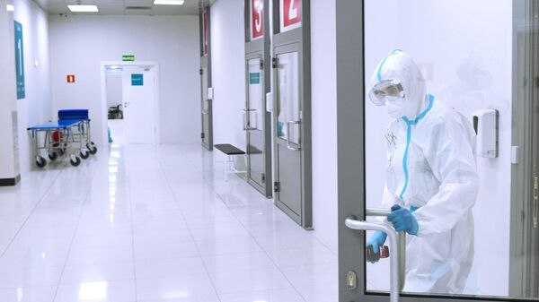 Медицинский работник во временном госпитале для пациентов с COVID-19 в автомобильном торговом центре Москва