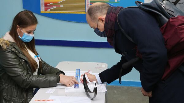 Мужчина голосует на всеобщих выборах президента Молдавии на одном из участков в Кишиневе