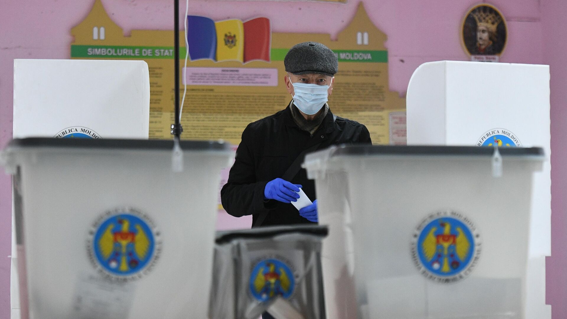 Мужчина голосует на всеобщих выборах президента Молдавии на одном из участков в Кишиневе - РИА Новости, 1920, 15.11.2020