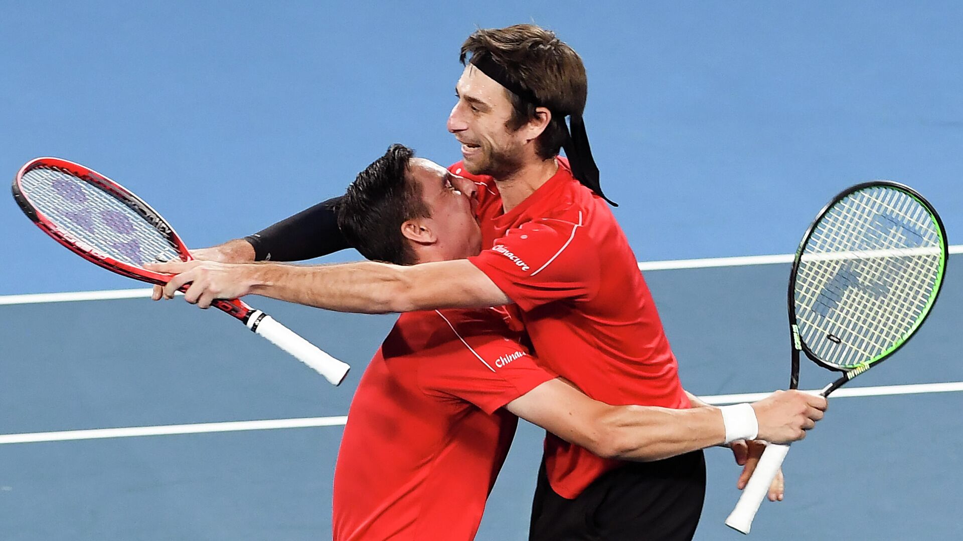 Joran Vliegen (L) and Sander Gille (R) of Belgium celebrate winning their men's doubles match against Grigor Dimitrov and Dimitar Kuzmanov of Bulgaria at the ATP Cup tennis tournament in Sydney on January 8, 2020. (Photo by William WEST / AFP) / -- IMAGE RESTRICTED TO EDITORIAL USE - STRICTLY NO COMMERCIAL USE -- - РИА Новости, 1920, 01.11.2020