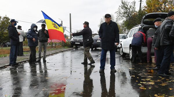 Перекрытая дорога к селу Варница, где открыты избирательные участки для жителей левобережья Днестра