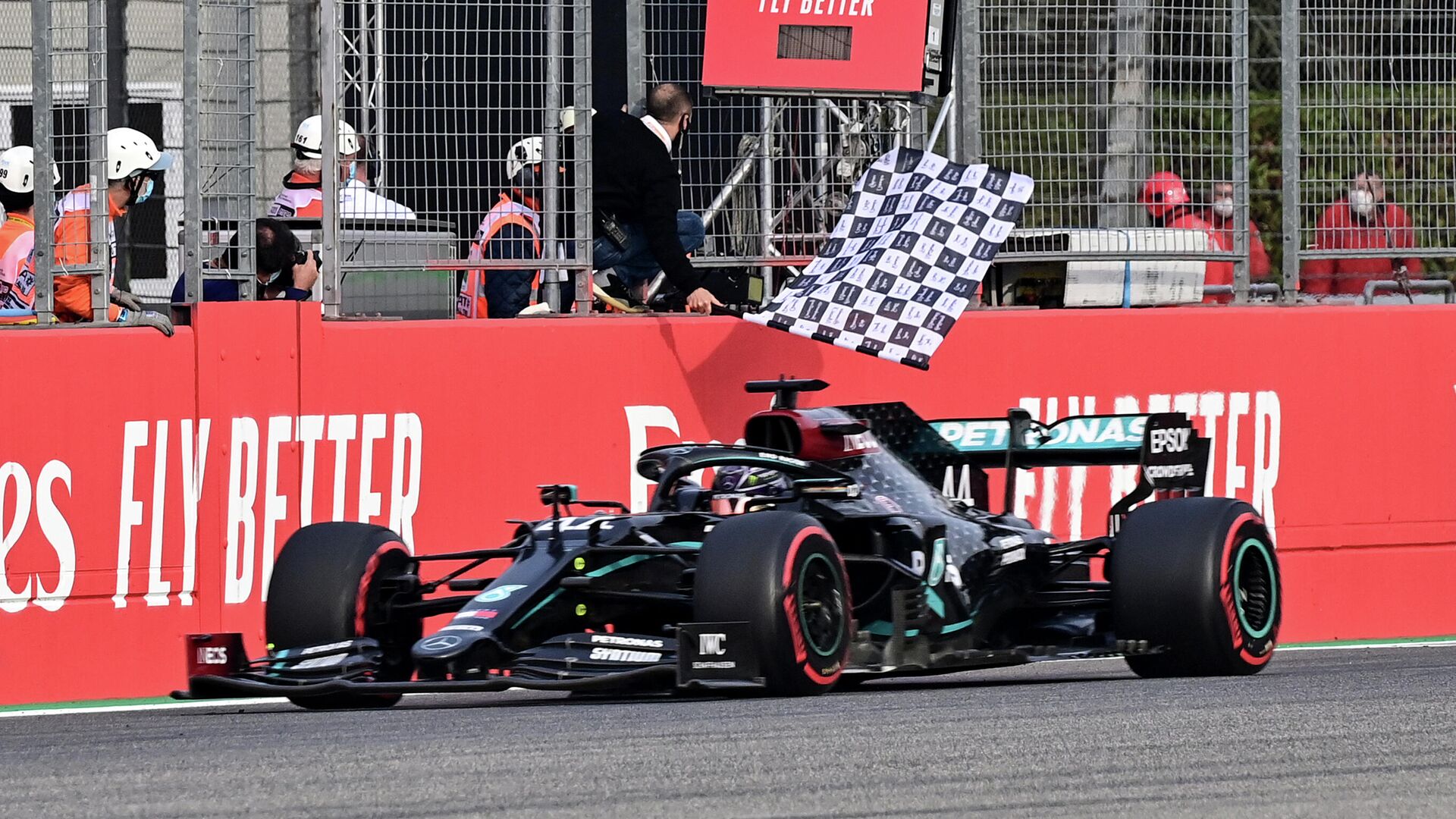 Mercedes' British driver Lewis Hamilton crosses the finish line to win the Formula One Emilia Romagna Grand Prix at the Autodromo Internazionale Enzo e Dino Ferrari race track in Imola, Italy, on November 1, 2020. (Photo by MIGUEL MEDINA / POOL / AFP) - РИА Новости, 1920, 01.11.2020