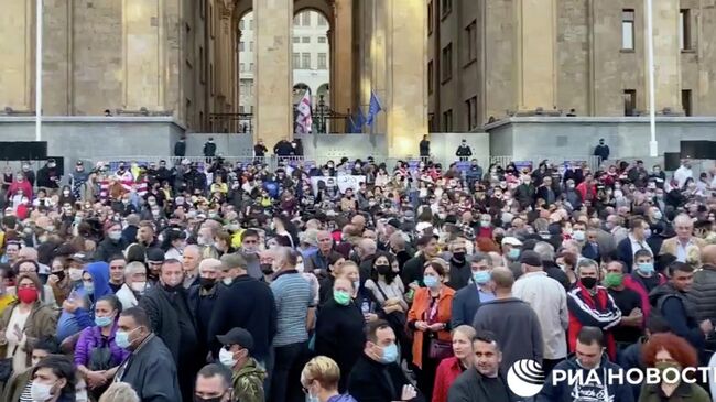 Акция протеста оппозиции в Тбилиси. Стоп-кадр видео