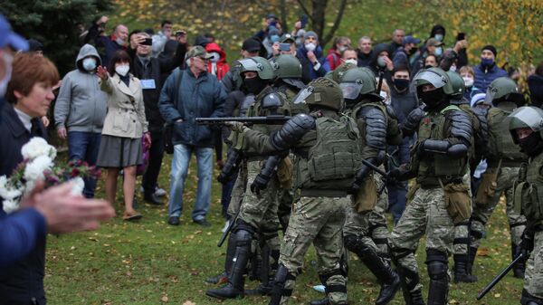 Сотрудники правоохранительных органов на акции протеста в Минске