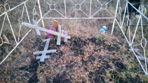 Поврежденные подростками надгробия в селе Алексеевка Любинского района Омской области