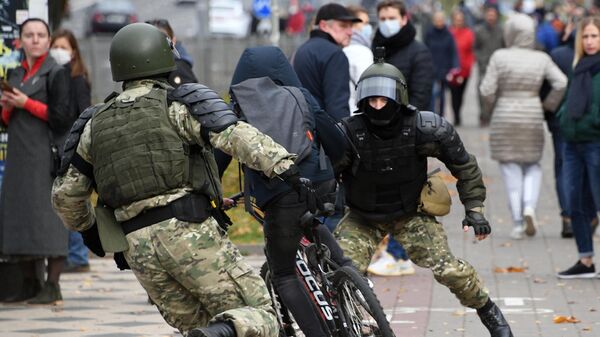 Сотрудники правоохранительных органов на несанкционированной акции Дзяды (Деды, Предки) в Минск