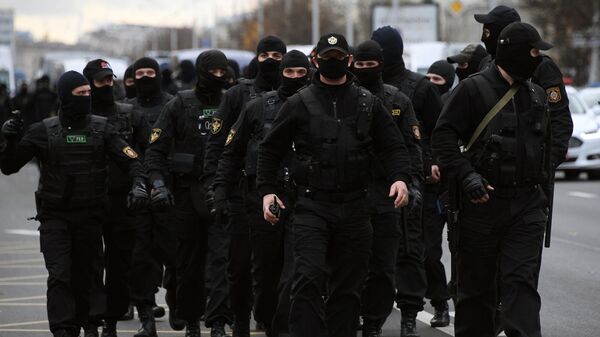 Сотрудники правоохранительных органов на несанкционированной акции в Минске