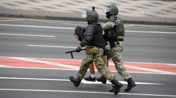 Сотрудники правоохранительных органов задерживают участника несанкционированной акции Дзяды в Минске