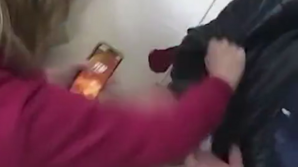 Избиение волгоградца после конфликта в родительском чате попало на видео