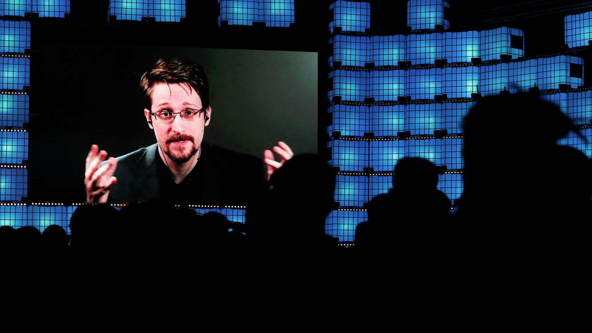 Эдвард Сноуден общается по видеосвязи с участникам технологической конференции Web Summit в Лиссабоне - РИА Новости, 1920, 18.03.2021