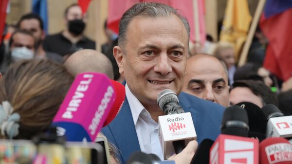 Лидер Лейбористской партии Грузии Шалва Нателашвили выступает на акции оппозиции в Тбилиси