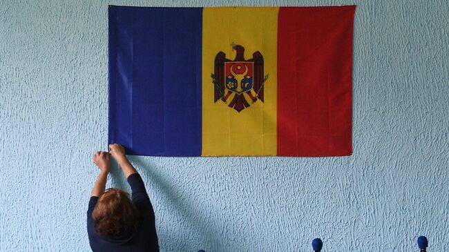 Подготовка к голосованию избирательного участка в селе Грэдиница в Молдавии