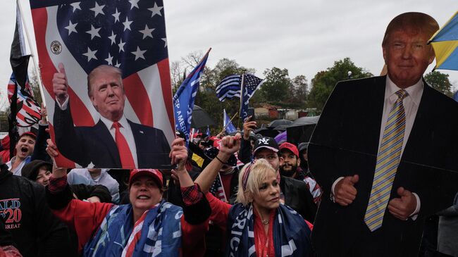 Участники автопробега в поддержку Дональда Трампа в пригороде Нью-Йорка