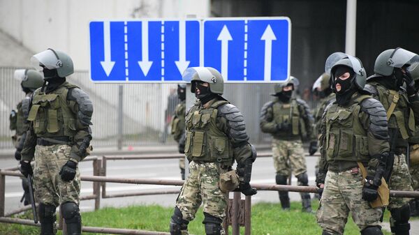 Сотрудники правоохранительных органов на несанкционированной акции Дзяды в Минске