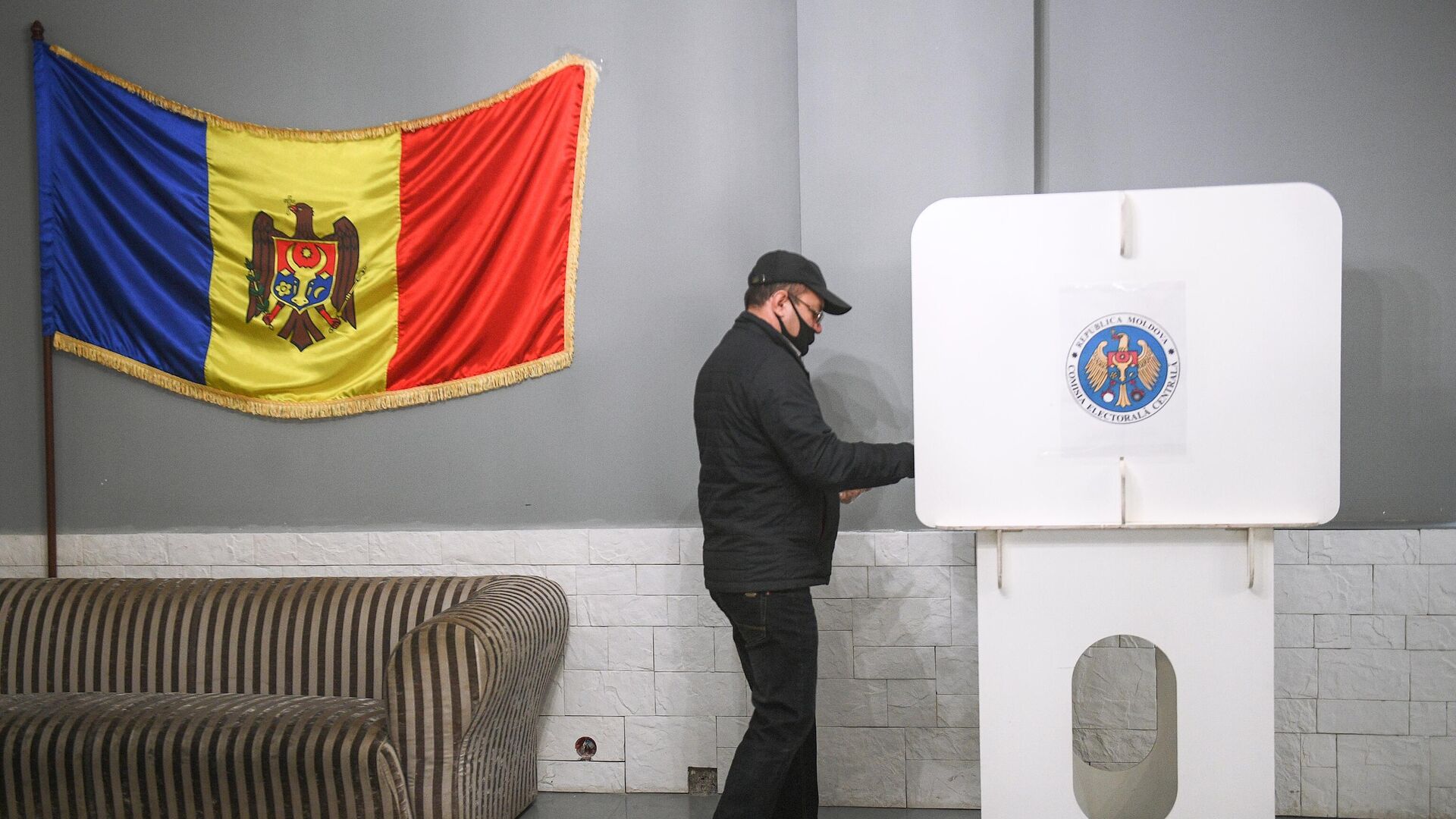 Мужчина голосует на всеобщих выборах президента Молдавии  - РИА Новости, 1920, 02.11.2020