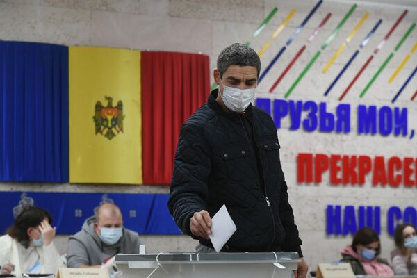 Мужчина голосует на всеобщих выборах президента Молдавии на одном из участков в Кишиневе