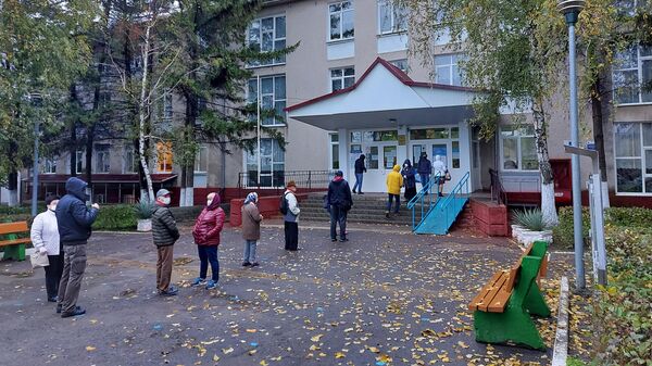 Избиратели стоят в очереди на избирательный участок в Кишиневе, чтобы принять участие в выборах президента Молдавии