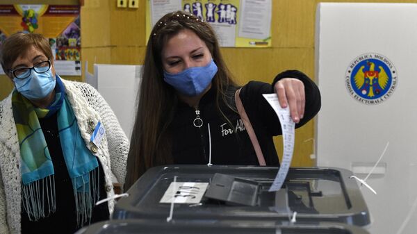 Женщина голосует на всеобщих выборах президента Молдавии на одном из участков в Варнице