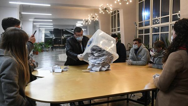 Подсчет голосов на избирательном участке в Кишиневе, после завершения голосования на выборах президента Молдавии
